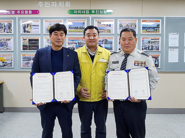 지난 13일 해미면 행정복지센터에서 열린 해미벚꽃축제 업무협약식 모습(왼쪽부터 김호용 해미 벚꽃축제 위원장, 윤여신 해미면장, 신정국 청소년을 사랑하는 모임 회장)