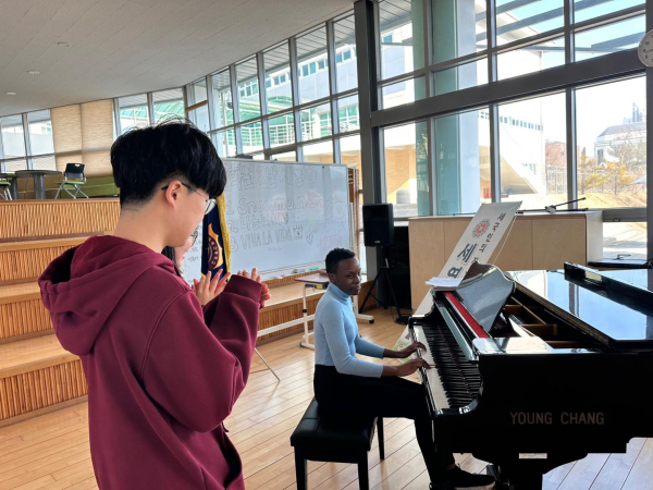 캐나다 예비교사 웨스벌린 에이브릴이 13일 세종국제고에서 교육실습에 참여하고 있다.