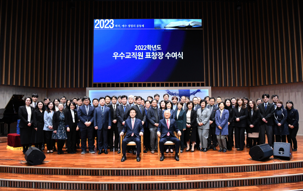 백석대학교와 백석문화대학교 우수교직원들이 대학 관계자들과 함께 기념촬영. (앞줄 왼쪽부터 백석문화대 송기신 총장, 백석대 장택현 대학혁신위원장)