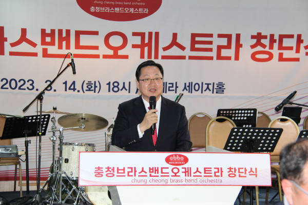 이장우 대전시장이 충청브라스밴드오케스트라 창단식에서 축사를 하고 있다.