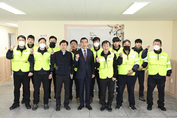 15일 환경관리요원 전용 쉼터를 찾아 환경관리요원을 격려하는 김광신 중구청장