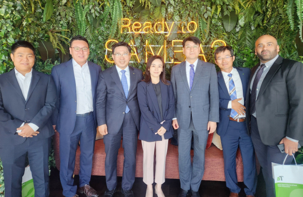 간담회 현장 사진 * 한국농수산식품유통공사 김춘진 사장(좌측3번째), 문병준 주두바이 대한민국총영사(우측3번째), AGSS 아미스 만수르 대표(우측1번째), 사리야 이승훈 대표이사(좌측1번째), 마당마트 이동재 대표(좌측2번째)