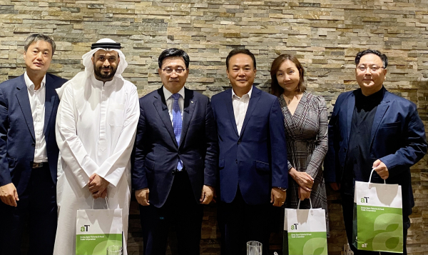 간담회 현장 사진 * (좌측부터) 조장용 주아랍에미리트 대한민국대사관 농무관, 하마드 UAE 노동부 정책지원과 슈퍼바이저이자 UAE한인회 이사, 한국농수산식품유통공사 김춘진 사장, 신민철 UAE한인회 회장, 정숙천 세계한인무역협회 11통상위원장, 고재유 UAE한인회 부회장