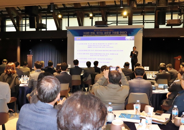 김영익 서강대학교 경제대학원 교수가 16일 세종경제포럼에서 ‘거대한 변화, 위기는 새로운 기회를 만든다’를 주제로 특강을 펼치고 있다.