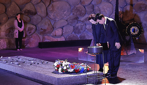 홀로코스트 희생자 추모관인 기억의 홀(Hall of Remembrance)에서 헌화한 뒤 고개숙여 묵념하는 국회의장 내외