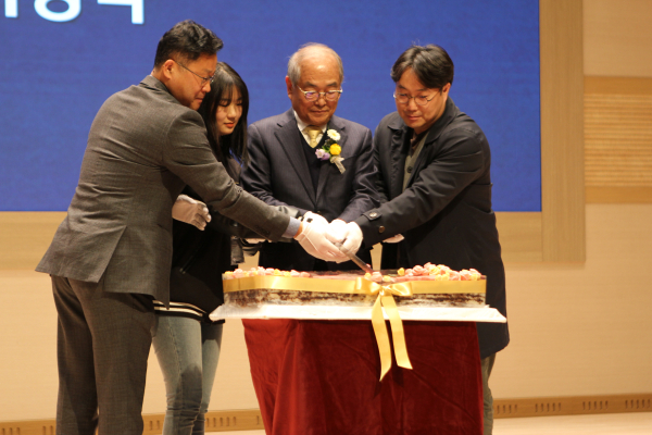 지난 16일 ‘함께 한 30년, 함께 할 100년’을 주제로 통합 개교 30주년 기념식에서 케잌 커팅식 진행