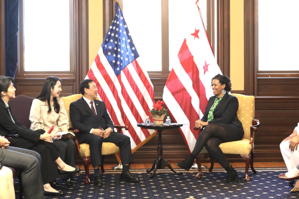 최민호시장(왼쪽에서 세번째)_뮤리엘바우저워싱턴D.C.시장(오른쪽 끝)