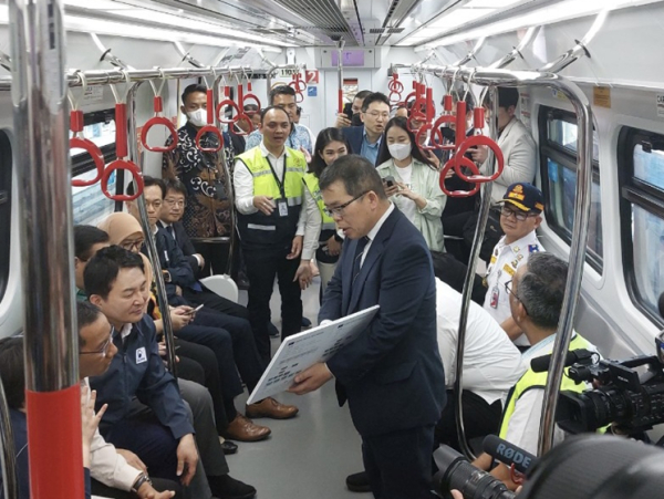 국가철도공단 박진현 신성장사업본부장(가운데)이 17일 원희룡 국토교통부 장관(왼쪽 두 번째), 자카르타 헤루 부디 하르토노 주지사대행(왼쪽 첫 번째)과 자카르타 경전철을 시승하며 사업현황에 대해 설명하고 있다.