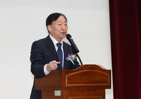 대전 장동초, 다목적체육관 ‘일신우일신관’ 개관식에서 인사말하는 설동호 교육감