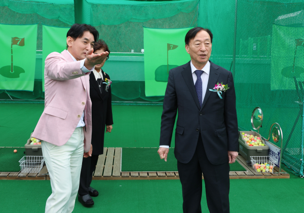 대전 장동초 다목적체육관 ‘일신우일신관’ 내부를 둘러보고 있는 설동호 교육감