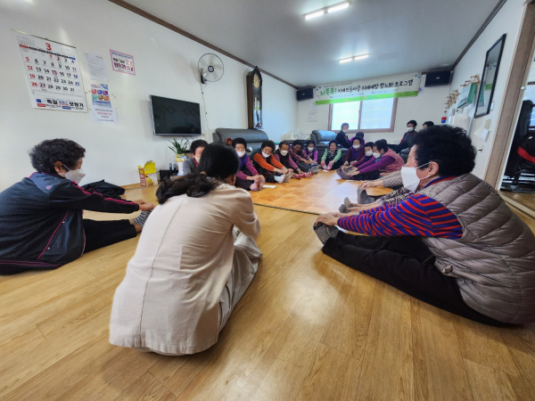국립김천치유의숲 산림치유지도사가 20일 경북 김천시 개령면 황계1리 경로당에서 치매보듬마을 어르신을 대상으로 항노화 프로그램을 제공하고있다.