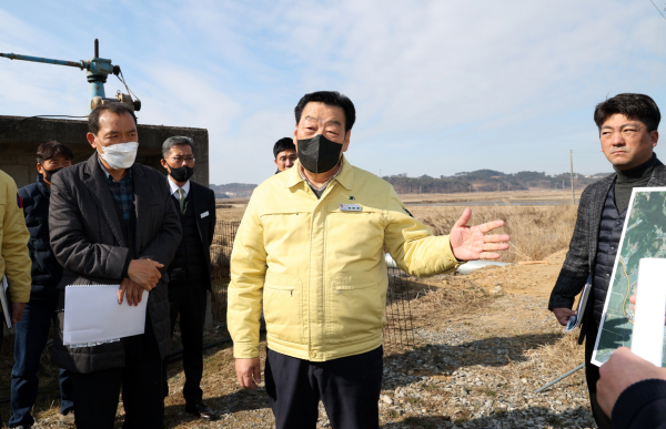 군민 건의사항 해소를 위해 지난달 현장을 방문한 가세로 군수.(고남면 누동리, 230222)