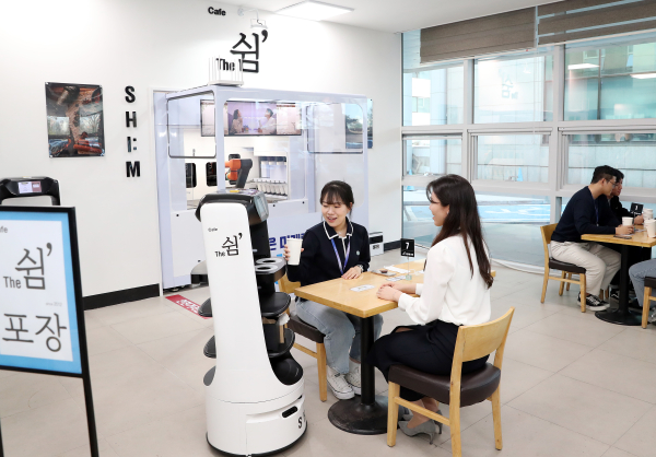 지난 20일 오픈한 유성구청 로봇 카페 ‘더 쉼’ 운영 모습