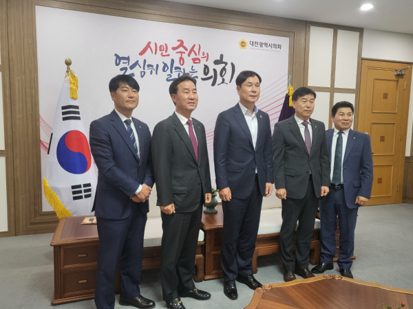 왼쪽부터 주진광 대한전문건설협회 대전시회 사무처장, 윤태연 부회장, 이상래 대전시의회 의장, 김양수 회장, 이형우 부회장이 기념촬영하고 있다.