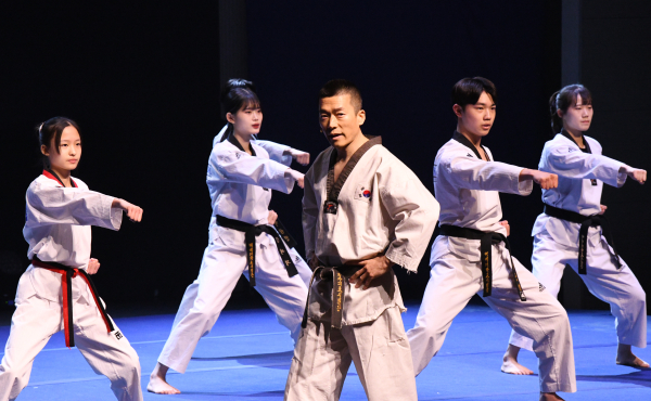 아트킥 공연에서 열연하고 있는 박동영 교수