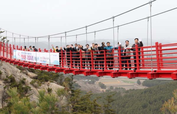 24일 백화산에서 진행된 백화산 구름다리 개통식 모습.