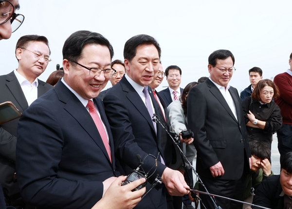 이장우 대전시장(왼쪽)이 국민의힘 김기현 당대표에게 호국보훈파크 사업 추진을 위한 지원을 요청했다.