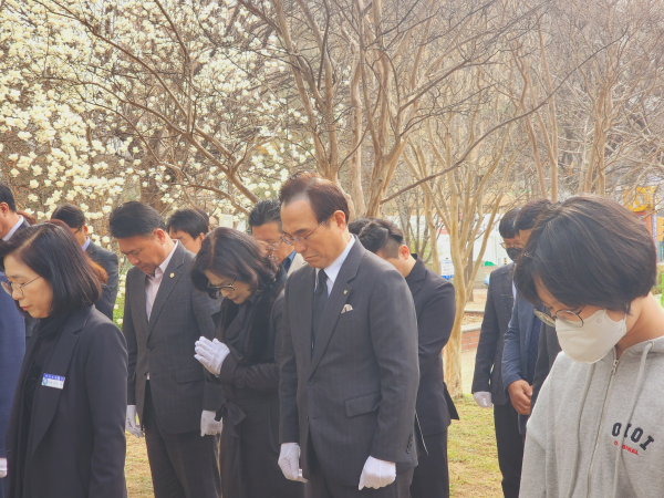 희생자들의 넋을 기리는 박상돈 시장을 비롯한 추모식 참석자들/박동혁 기자