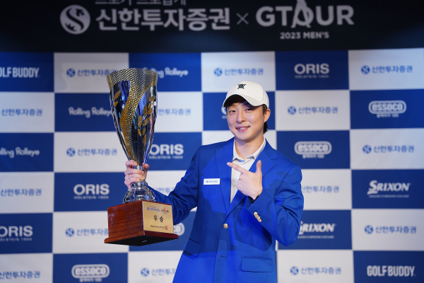 ‘2023 신한투자증권 GTOUR MEN’S’ 3차 결선에서 우승을 차지한 허결이 트로피를 들고 기념사진을 촬영하고 있다.