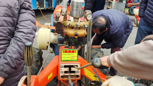 동력 경운기에 조작 안내판이 부착된 모습