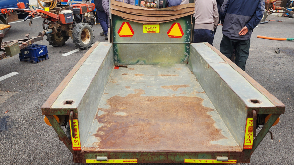 동력 경운기에 조작 안내판이 부착된 모습