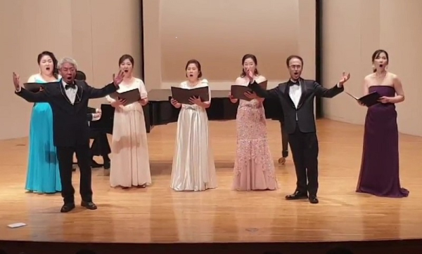 26일 목원대 콘서트홀 무대에서 미래창의평생교육원 성악 프로그램 수강생들의 공연 모습.