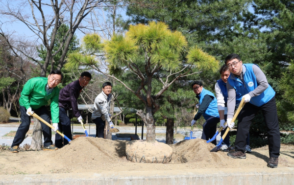 왼쪽부터 설동호 대전광역시교육감, 이상호 대전교육연수원장, 오광열 행정국장, 공무원 노조위원장(조성표, 안종현, 채정일)