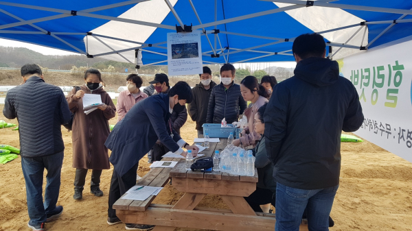 대전 중구 무수동 일원 힐링텃밭에서 본격적인 농사 준비 중인 참여자 모습