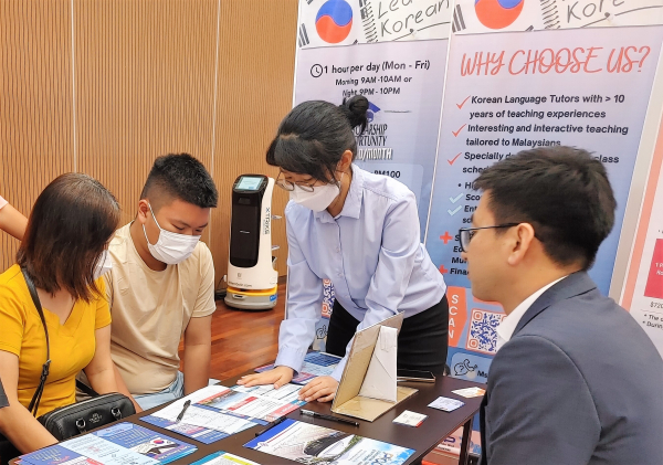 말레이시아 페낭주 현지에서 개최된 교육박람회에 선문대가 초청받아 참가해 설명회를 진행하고 있다