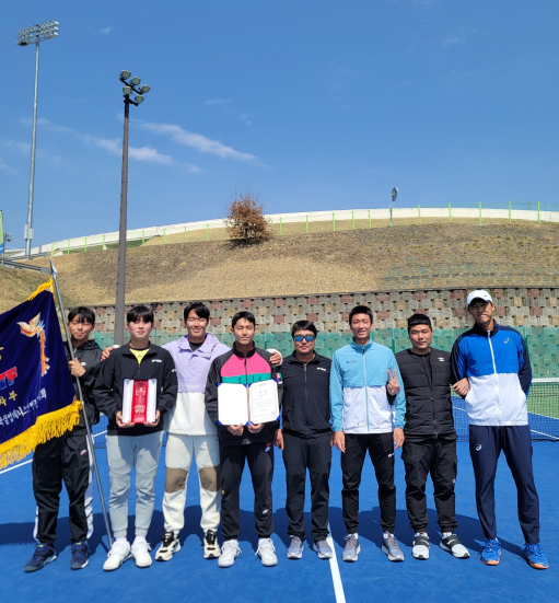 세종특별자치시 테니스팀이 지난 20일 경남 함양에서 열린 ‘제1차 한국실업테니스연맹전 및 전국종별테니스 함양대회’에서 남자단체전 우승을 차지한 가운데, 현준하(왼쪽부터)·박도건·신산희·이덕희 선수, 오재민 코치, 홍성찬 선수, 은남원 트레이너, 남지성 선수가 기념촬영을 하고 있다.