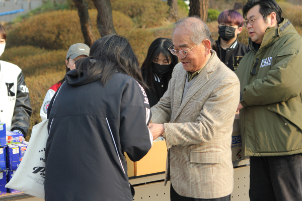 유재원 총장과 대학본부 관계자, 제31대 학생회 임원들이 재학생들의 아침 식사를 위해 빵과 음료 나누는 모습