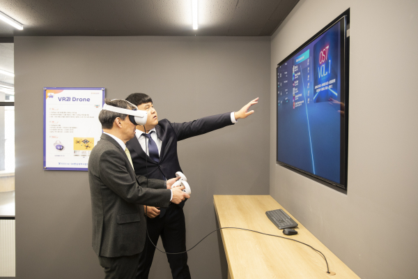 배재대 김욱 총장(왼쪽)이 직접 오큘러스 퀘스트2 VR기기를 착용해 체험해보고 있다.