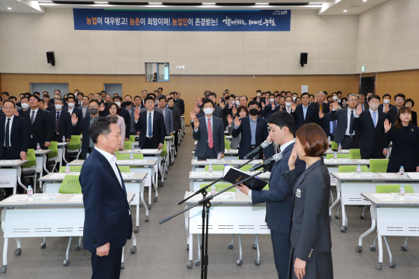 금융소비자보호헌장 선포식에서 충남세종농협 임직원을 대표해 충남세종본부 조영은 반장과 김진수 과장이 조소행 농협중앙회 상호금융대표이사(왼쪽) 앞에서 금융소비자보호헌장을 낭독하고 소비자 보호에 앞장설 것을 선서하고 있다.