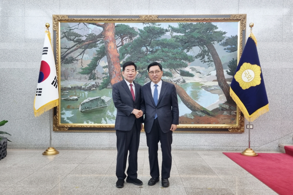 간담회 사진   * 김진표 국회의장(좌측), 한국농수산식품유통공사 김춘진 사장(우측)