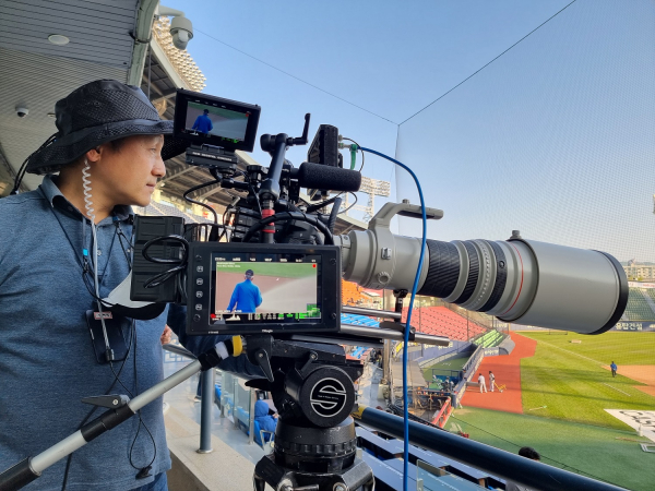 서울 잠실야구장에서 김병정 교수가 LG트윈스 선수 등을 촬영하고 있다.