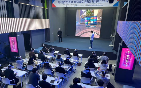 배재대 스마트ICT융합학과 재직자 과정 학생들이 28일 대학 내 X-스페이스에서 VR고글을 착용하고 가상현실을 체험하고 있다.