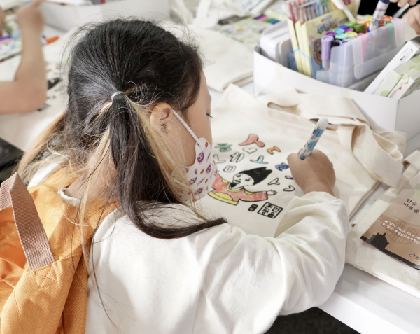 한글 체험활동 중인 한 학생