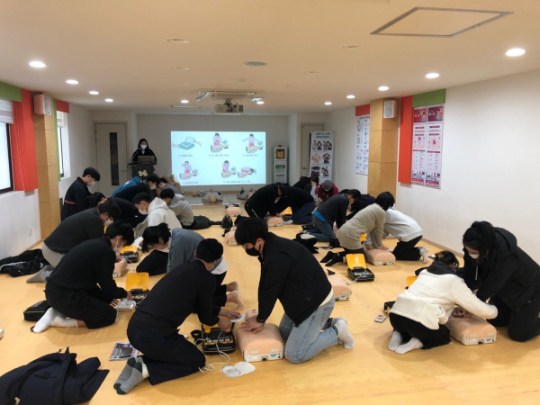전 직원 심폐소생술(CPR) 등 응급처치 교육 실시 모습