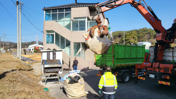 영농폐기물 수거팀이 성연면 오사2리 마을회관에서 영농폐기물 종량제마대 집중수거기간에 배출된 마대를 수거하는 모습