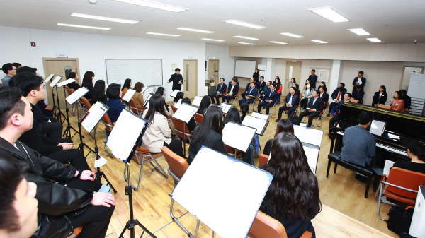 30일 서산시립합창단이 동문동 소대 고운빌딩 내에 연습실을 조성하고 개관기념 작은 음악회를 개최했다