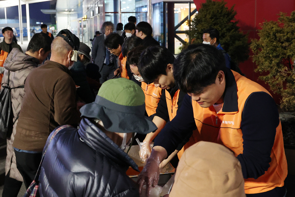 지난 29일 오후 대전역 광장 거리 급식소에서 이희학 총장과 대학 구성원들이 배식하고 있다.