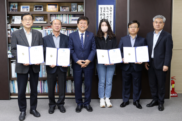 진로교육원 공사 기여자 감사장 전달