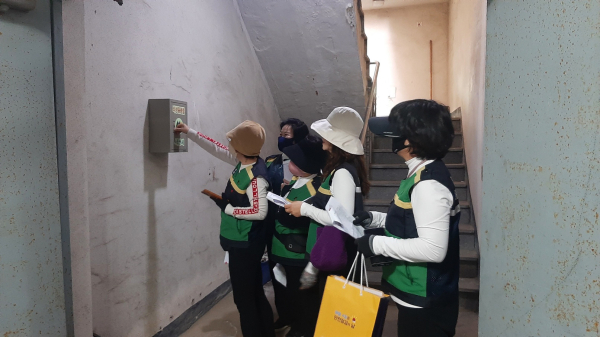 지난 30일 서산시 여성지원민방위대와 관련 공무원이 관내 민방위 대피시설을 점검하고 있다