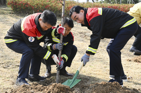 지난 31일 선화동 양지근린공원에서 진행한 제78회 식목일 나무심기 행사