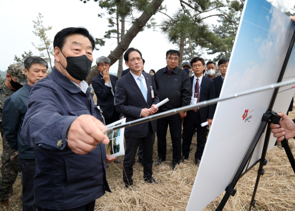 지난 3월 22일 안흥진성을 찾은 국민권익위 김태규 부위원장과 가세로 군수.