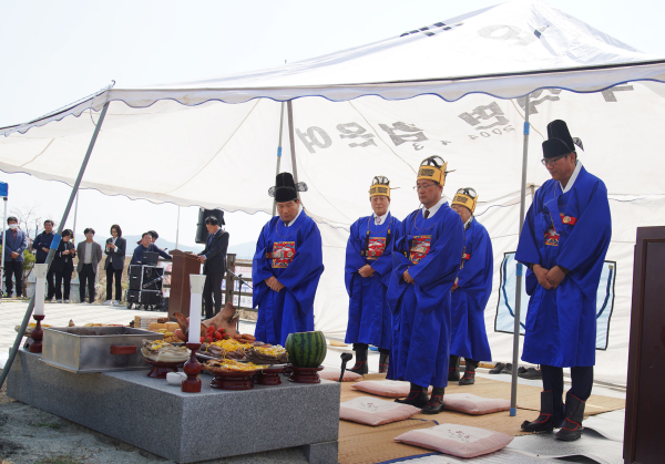 3일 부석면 갈마리 검은여에서 열린 제33회 검은여제에서 주민들의 안녕과 풍년을 기원하는 모습