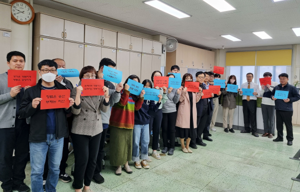 3일 서산시청 주택과 직원들이 사무실에서 청렴의 날을 운영하는 모습