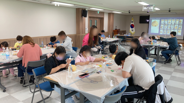 희망메아리 문화체험 ‘달콤한 행복을 구워요, 과자집 만들기’를 실시 모습