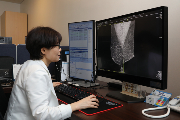 촬영된 유방영상을 3D 동영상으로 구현하며 판독 중인 의료진/단국대병원 제공