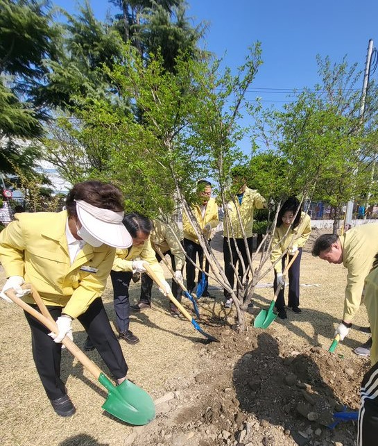제78회 식목일 기념 나무심기 행사 진행 모습